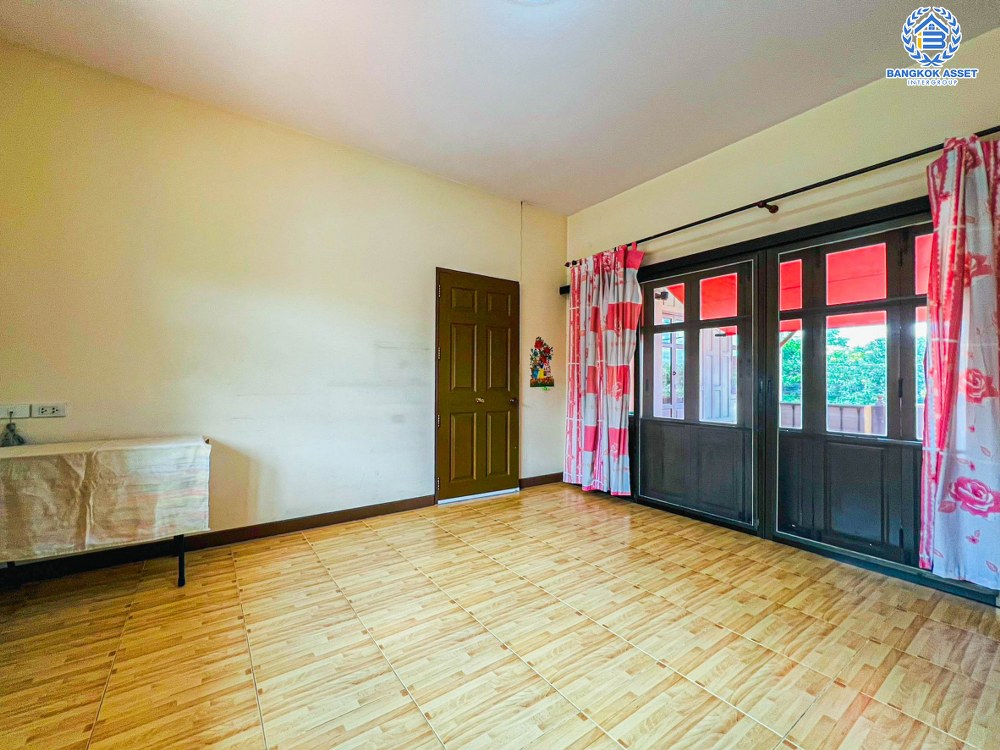 *****บ้านเดี่ยวมือสอง โครงการ ชวนชื่นการ์เด้นวิลล์ กรุงเทพ-ปทุมธานี เนื้อที่ 141.60 ตร.ว มีฟังก์ชัน 4 ห้องนอน 5 ห้องน้ำ 3 ที่จอดรถ บ้านสภาพดีมาก พร้อมเข้าอยู่ บนทำเลที่เชื่อมต่อหลายหลายเส้นทาง อาทิ ถนนสะพานนนทบุรี-บางบัวทอง ถนนกรุงเทพ-ปทุมธานี ใกล้จุดขึ้นทางด่วน "ศรีสมาน"