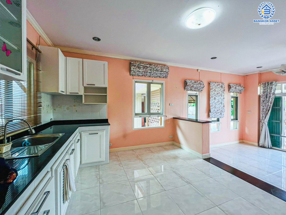 *****บ้านเดี่ยวมือสอง โครงการ ชวนชื่นการ์เด้นวิลล์ กรุงเทพ-ปทุมธานี เนื้อที่ 141.60 ตร.ว มีฟังก์ชัน 4 ห้องนอน 5 ห้องน้ำ 3 ที่จอดรถ บ้านสภาพดีมาก พร้อมเข้าอยู่ บนทำเลที่เชื่อมต่อหลายหลายเส้นทาง อาทิ ถนนสะพานนนทบุรี-บางบัวทอง ถนนกรุงเทพ-ปทุมธานี ใกล้จุดขึ้นทางด่วน "ศรีสมาน"