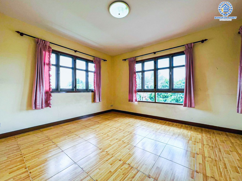 *****บ้านเดี่ยวมือสอง โครงการ ชวนชื่นการ์เด้นวิลล์ กรุงเทพ-ปทุมธานี เนื้อที่ 141.60 ตร.ว มีฟังก์ชัน 4 ห้องนอน 5 ห้องน้ำ 3 ที่จอดรถ บ้านสภาพดีมาก พร้อมเข้าอยู่ บนทำเลที่เชื่อมต่อหลายหลายเส้นทาง อาทิ ถนนสะพานนนทบุรี-บางบัวทอง ถนนกรุงเทพ-ปทุมธานี ใกล้จุดขึ้นทางด่วน "ศรีสมาน"