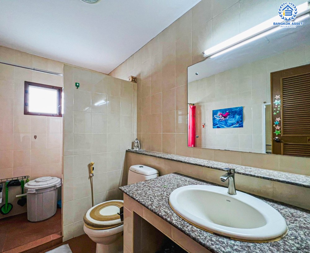 *****บ้านเดี่ยวมือสอง โครงการ ชวนชื่นการ์เด้นวิลล์ กรุงเทพ-ปทุมธานี เนื้อที่ 141.60 ตร.ว มีฟังก์ชัน 4 ห้องนอน 5 ห้องน้ำ 3 ที่จอดรถ บ้านสภาพดีมาก พร้อมเข้าอยู่ บนทำเลที่เชื่อมต่อหลายหลายเส้นทาง อาทิ ถนนสะพานนนทบุรี-บางบัวทอง ถนนกรุงเทพ-ปทุมธานี ใกล้จุดขึ้นทางด่วน "ศรีสมาน"