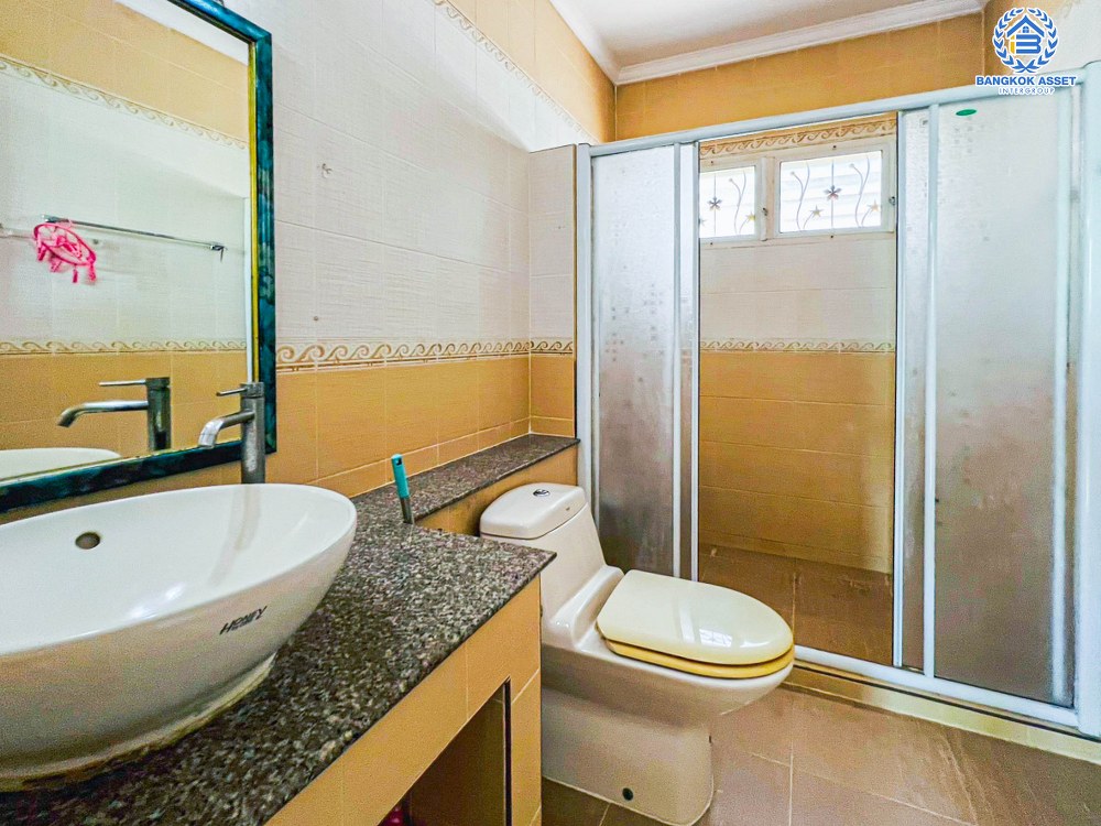 *****บ้านเดี่ยวมือสอง โครงการ ชวนชื่นการ์เด้นวิลล์ กรุงเทพ-ปทุมธานี เนื้อที่ 141.60 ตร.ว มีฟังก์ชัน 4 ห้องนอน 5 ห้องน้ำ 3 ที่จอดรถ บ้านสภาพดีมาก พร้อมเข้าอยู่ บนทำเลที่เชื่อมต่อหลายหลายเส้นทาง อาทิ ถนนสะพานนนทบุรี-บางบัวทอง ถนนกรุงเทพ-ปทุมธานี ใกล้จุดขึ้นทางด่วน "ศรีสมาน"