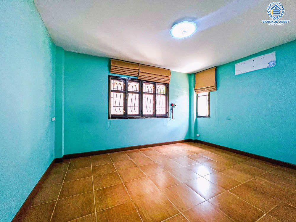 *****บ้านเดี่ยวมือสอง โครงการ ชวนชื่นการ์เด้นวิลล์ กรุงเทพ-ปทุมธานี เนื้อที่ 141.60 ตร.ว มีฟังก์ชัน 4 ห้องนอน 5 ห้องน้ำ 3 ที่จอดรถ บ้านสภาพดีมาก พร้อมเข้าอยู่ บนทำเลที่เชื่อมต่อหลายหลายเส้นทาง อาทิ ถนนสะพานนนทบุรี-บางบัวทอง ถนนกรุงเทพ-ปทุมธานี ใกล้จุดขึ้นทางด่วน "ศรีสมาน"