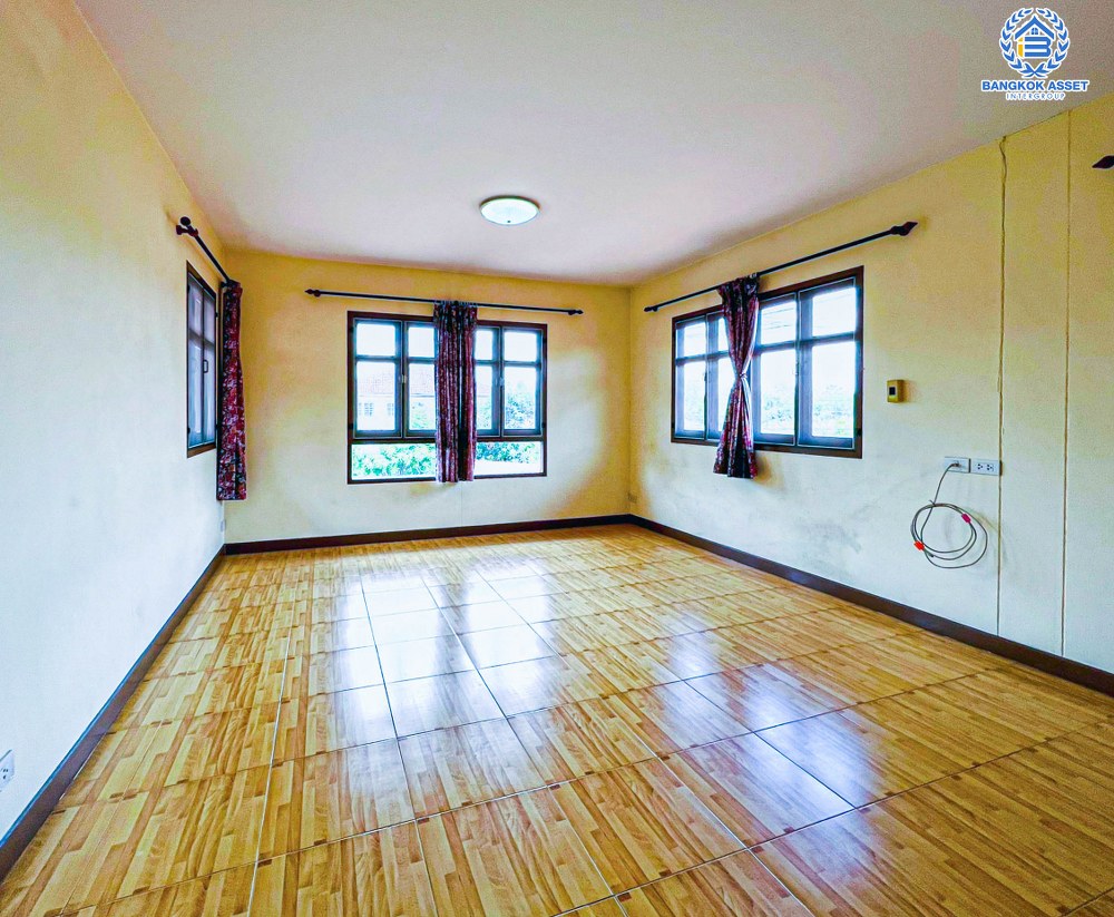 *****บ้านเดี่ยวมือสอง โครงการ ชวนชื่นการ์เด้นวิลล์ กรุงเทพ-ปทุมธานี เนื้อที่ 141.60 ตร.ว มีฟังก์ชัน 4 ห้องนอน 5 ห้องน้ำ 3 ที่จอดรถ บ้านสภาพดีมาก พร้อมเข้าอยู่ บนทำเลที่เชื่อมต่อหลายหลายเส้นทาง อาทิ ถนนสะพานนนทบุรี-บางบัวทอง ถนนกรุงเทพ-ปทุมธานี ใกล้จุดขึ้นทางด่วน "ศรีสมาน"