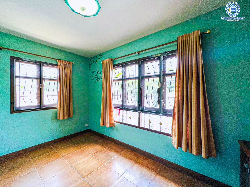 *****บ้านเดี่ยวมือสอง โครงการ ชวนชื่นการ์เด้นวิลล์ กรุงเทพ-ปทุมธานี เนื้อที่ 141.60 ตร.ว มีฟังก์ชัน 4 ห้องนอน 5 ห้องน้ำ 3 ที่จอดรถ บ้านสภาพดีมาก พร้อมเข้าอยู่ บนทำเลที่เชื่อมต่อหลายหลายเส้นทาง อาทิ ถนนสะพานนนทบุรี-บางบัวทอง ถนนกรุงเทพ-ปทุมธานี ใกล้จุดขึ้นทางด่วน "ศรีสมาน"