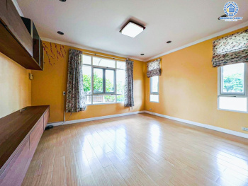 *****บ้านเดี่ยวมือสอง โครงการ ชวนชื่นการ์เด้นวิลล์ กรุงเทพ-ปทุมธานี เนื้อที่ 141.60 ตร.ว มีฟังก์ชัน 4 ห้องนอน 5 ห้องน้ำ 3 ที่จอดรถ บ้านสภาพดีมาก พร้อมเข้าอยู่ บนทำเลที่เชื่อมต่อหลายหลายเส้นทาง อาทิ ถนนสะพานนนทบุรี-บางบัวทอง ถนนกรุงเทพ-ปทุมธานี ใกล้จุดขึ้นทางด่วน "ศรีสมาน"