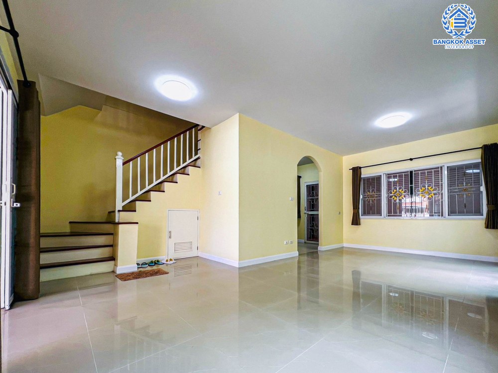 *****ทาวน์เฮ้าส์มือสอง โครงการ เดอะคอนเนค7/1 ดอนเมือง-วิภาวดี เนื้อที่กว้าง 28.90 ตร.ว. ฟังก์ชัน 3 ห้องนอน 2 ห้องน้ำ 2 ที่จอดรถ ภายในบ้านดูเหมือนใหม่ พร้อมเข้าอยู่ บรรยากาศโครงการดี เป็นส่วนตัว บนทำเลเดินทางสะดวก ใกล้รถไฟฟ้าสายสีแดง "สถานีดอนเมือง" และจุดขึ้นทางด่วน "ศรีสมาน"