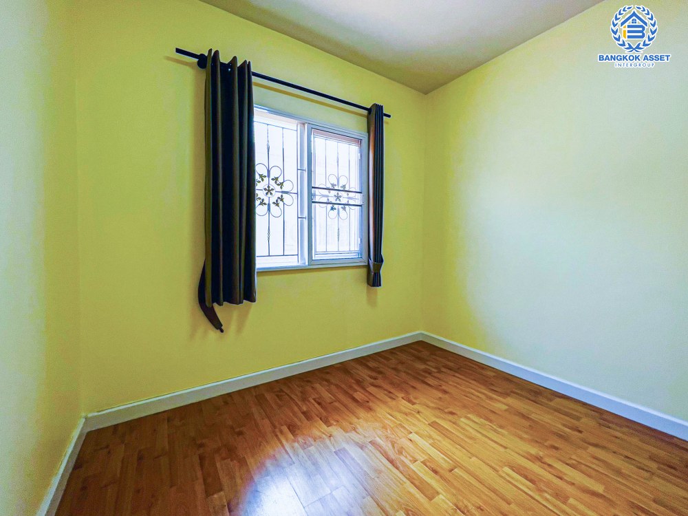 *****ทาวน์เฮ้าส์มือสอง โครงการ เดอะคอนเนค7/1 ดอนเมือง-วิภาวดี เนื้อที่กว้าง 28.90 ตร.ว. ฟังก์ชัน 3 ห้องนอน 2 ห้องน้ำ 2 ที่จอดรถ ภายในบ้านดูเหมือนใหม่ พร้อมเข้าอยู่ บรรยากาศโครงการดี เป็นส่วนตัว บนทำเลเดินทางสะดวก ใกล้รถไฟฟ้าสายสีแดง "สถานีดอนเมือง" และจุดขึ้นทางด่วน "ศรีสมาน"