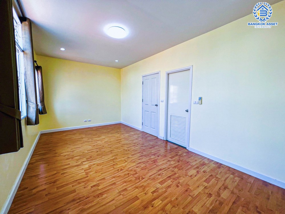 *****ทาวน์เฮ้าส์มือสอง โครงการ เดอะคอนเนค7/1 ดอนเมือง-วิภาวดี เนื้อที่กว้าง 28.90 ตร.ว. ฟังก์ชัน 3 ห้องนอน 2 ห้องน้ำ 2 ที่จอดรถ ภายในบ้านดูเหมือนใหม่ พร้อมเข้าอยู่ บรรยากาศโครงการดี เป็นส่วนตัว บนทำเลเดินทางสะดวก ใกล้รถไฟฟ้าสายสีแดง "สถานีดอนเมือง" และจุดขึ้นทางด่วน "ศรีสมาน"