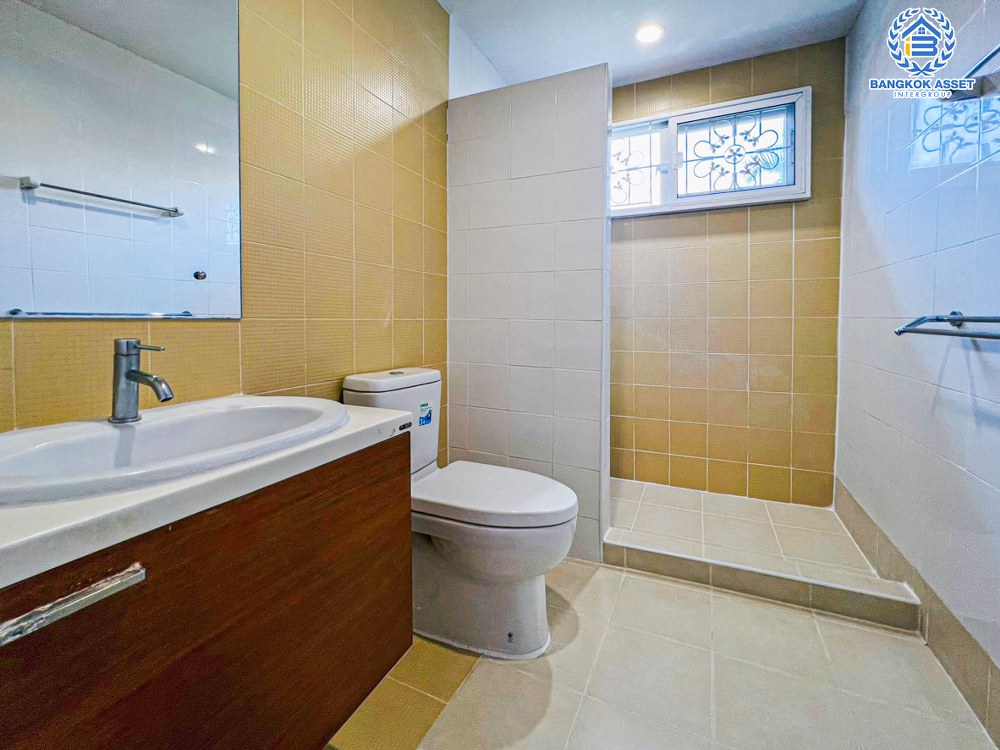 *****ทาวน์เฮ้าส์มือสอง โครงการ เดอะคอนเนค7/1 ดอนเมือง-วิภาวดี เนื้อที่กว้าง 28.90 ตร.ว. ฟังก์ชัน 3 ห้องนอน 2 ห้องน้ำ 2 ที่จอดรถ ภายในบ้านดูเหมือนใหม่ พร้อมเข้าอยู่ บรรยากาศโครงการดี เป็นส่วนตัว บนทำเลเดินทางสะดวก ใกล้รถไฟฟ้าสายสีแดง "สถานีดอนเมือง" และจุดขึ้นทางด่วน "ศรีสมาน"