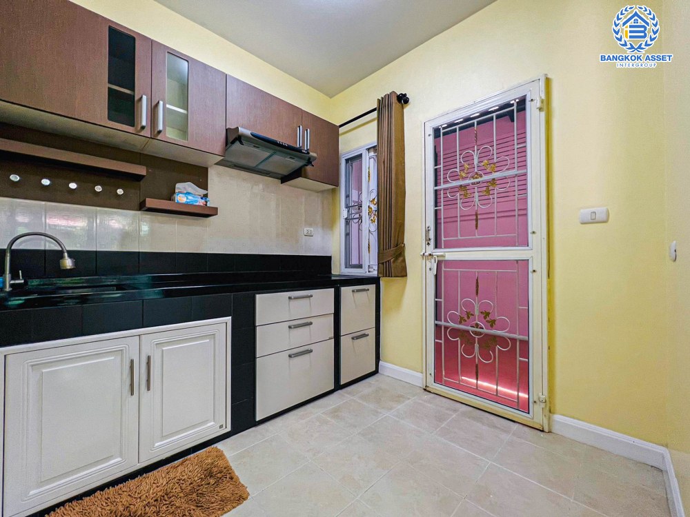 *****ทาวน์เฮ้าส์มือสอง โครงการ เดอะคอนเนค7/1 ดอนเมือง-วิภาวดี เนื้อที่กว้าง 28.90 ตร.ว. ฟังก์ชัน 3 ห้องนอน 2 ห้องน้ำ 2 ที่จอดรถ ภายในบ้านดูเหมือนใหม่ พร้อมเข้าอยู่ บรรยากาศโครงการดี เป็นส่วนตัว บนทำเลเดินทางสะดวก ใกล้รถไฟฟ้าสายสีแดง "สถานีดอนเมือง" และจุดขึ้นทางด่วน "ศรีสมาน"