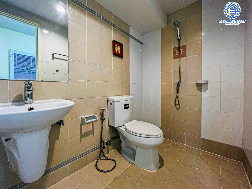 *****ทาวน์เฮ้าส์มือสอง โครงการ เดอะคอนเนค7/1 ดอนเมือง-วิภาวดี เนื้อที่กว้าง 28.90 ตร.ว. ฟังก์ชัน 3 ห้องนอน 2 ห้องน้ำ 2 ที่จอดรถ ภายในบ้านดูเหมือนใหม่ พร้อมเข้าอยู่ บรรยากาศโครงการดี เป็นส่วนตัว บนทำเลเดินทางสะดวก ใกล้รถไฟฟ้าสายสีแดง "สถานีดอนเมือง" และจุดขึ้นทางด่วน "ศรีสมาน"