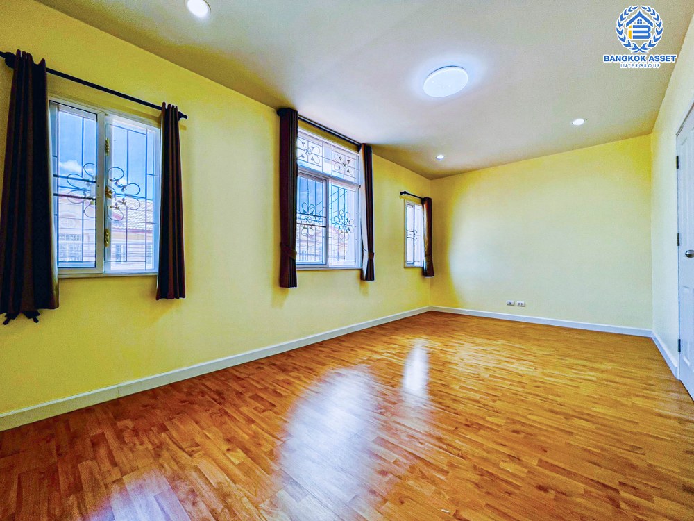 *****ทาวน์เฮ้าส์มือสอง โครงการ เดอะคอนเนค7/1 ดอนเมือง-วิภาวดี เนื้อที่กว้าง 28.90 ตร.ว. ฟังก์ชัน 3 ห้องนอน 2 ห้องน้ำ 2 ที่จอดรถ ภายในบ้านดูเหมือนใหม่ พร้อมเข้าอยู่ บรรยากาศโครงการดี เป็นส่วนตัว บนทำเลเดินทางสะดวก ใกล้รถไฟฟ้าสายสีแดง "สถานีดอนเมือง" และจุดขึ้นทางด่วน "ศรีสมาน"