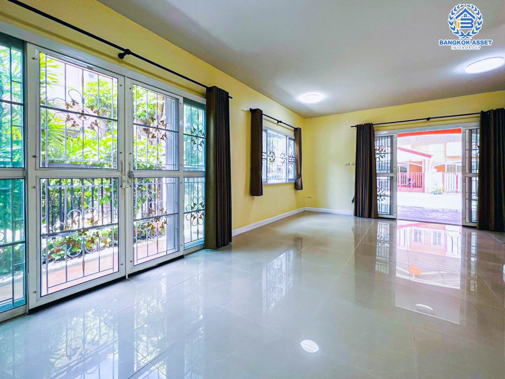 *****ทาวน์เฮ้าส์มือสอง โครงการ เดอะคอนเนค7/1 ดอนเมือง-วิภาวดี เนื้อที่กว้าง 28.90 ตร.ว. ฟังก์ชัน 3 ห้องนอน 2 ห้องน้ำ 2 ที่จอดรถ ภายในบ้านดูเหมือนใหม่ พร้อมเข้าอยู่ บรรยากาศโครงการดี เป็นส่วนตัว บนทำเลเดินทางสะดวก ใกล้รถไฟฟ้าสายสีแดง "สถานีดอนเมือง" และจุดขึ้นทางด่วน "ศรีสมาน"