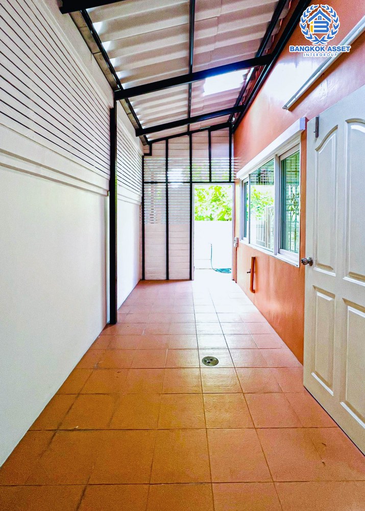 *****ทาวน์เฮ้าส์มือสอง โครงการ เดอะคอนเนค7/1 ดอนเมือง-วิภาวดี เนื้อที่กว้าง 28.90 ตร.ว. ฟังก์ชัน 3 ห้องนอน 2 ห้องน้ำ 2 ที่จอดรถ ภายในบ้านดูเหมือนใหม่ พร้อมเข้าอยู่ บรรยากาศโครงการดี เป็นส่วนตัว บนทำเลเดินทางสะดวก ใกล้รถไฟฟ้าสายสีแดง "สถานีดอนเมือง" และจุดขึ้นทางด่วน "ศรีสมาน"