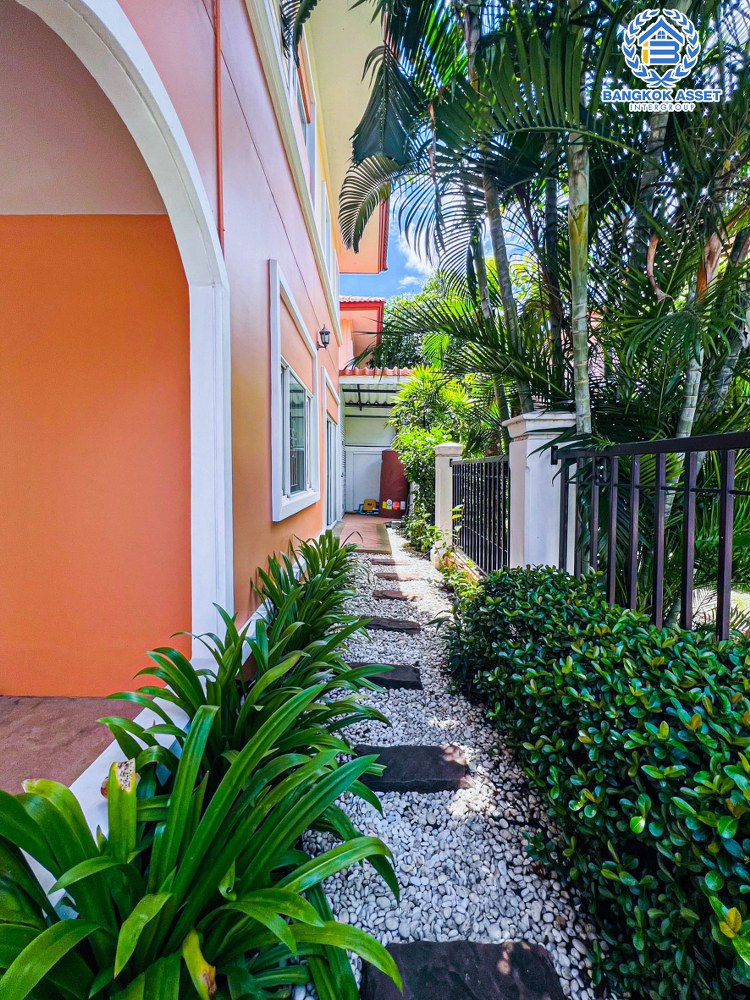 *****ทาวน์เฮ้าส์มือสอง โครงการ เดอะคอนเนค7/1 ดอนเมือง-วิภาวดี เนื้อที่กว้าง 28.90 ตร.ว. ฟังก์ชัน 3 ห้องนอน 2 ห้องน้ำ 2 ที่จอดรถ ภายในบ้านดูเหมือนใหม่ พร้อมเข้าอยู่ บรรยากาศโครงการดี เป็นส่วนตัว บนทำเลเดินทางสะดวก ใกล้รถไฟฟ้าสายสีแดง "สถานีดอนเมือง" และจุดขึ้นทางด่วน "ศรีสมาน"