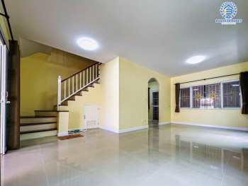 *****ทาวน์เฮ้าส์มือสอง โครงการ เดอะคอนเนค7/1 ดอนเมือง-วิภาวดี เนื้อที่กว้าง 28.90 ตร.ว. ฟังก์ชัน 3 ห้องนอน 2 ห้องน้ำ 2 ที่จอดรถ ภายในบ้านดูเหมือนใหม่ พร้อมเข้าอยู่ บรรยากาศโครงการดี เป็นส่วนตัว บนทำเลเดินทางสะดวก ใกล้รถไฟฟ้าสายสีแดง "สถานีดอนเมือง" และจุดขึ้นทางด่วน "ศรีสมาน"