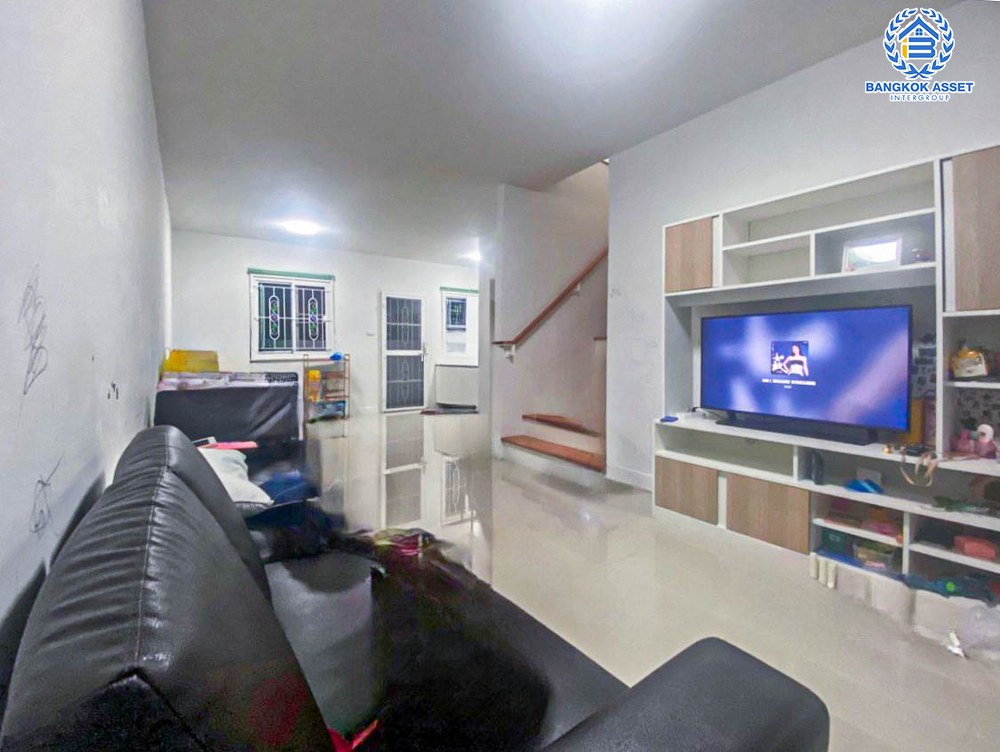 *****ทาวน์เฮาส์มือสอง โครงการ ไลโอ อีลิท กาญจนาภิเษก-เวสต์เกต หลังมุม เนื้อที่กว้าง 29 ตร.ว. ฟังก์ชัน 3 ห้องนอน 2 ห้องน้ำ 1 ที่จอดรถ พร้อมเข้าอยู่ ภายในเหมือนใหม่ ฟรี! เครื่องปรับอากาศ บนทำเลเดินทางสะดวก เชื่อมต่อถนนกาญจนาภิเษก ใกล้รถไฟฟ้าสายสีม่วง "สถานีคลองบางไผ่" และจุดขึ้นทางด่วน "กาญจนาภิเษก"