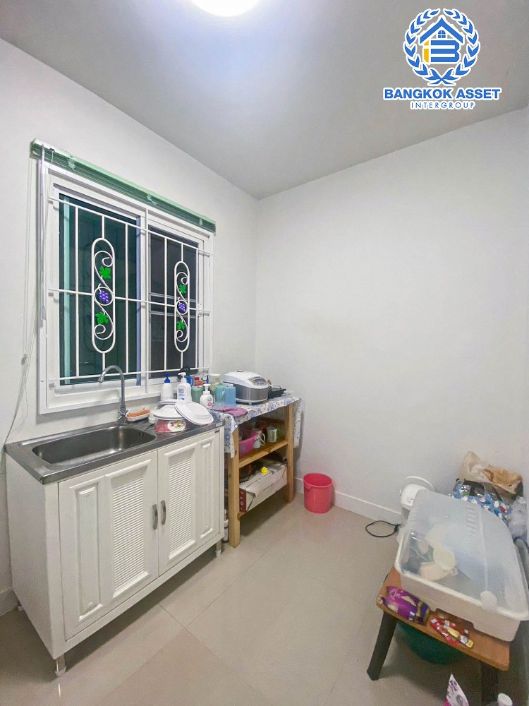 *****ทาวน์เฮาส์มือสอง โครงการ ไลโอ อีลิท กาญจนาภิเษก-เวสต์เกต หลังมุม เนื้อที่กว้าง 29 ตร.ว. ฟังก์ชัน 3 ห้องนอน 2 ห้องน้ำ 1 ที่จอดรถ พร้อมเข้าอยู่ ภายในเหมือนใหม่ ฟรี! เครื่องปรับอากาศ บนทำเลเดินทางสะดวก เชื่อมต่อถนนกาญจนาภิเษก ใกล้รถไฟฟ้าสายสีม่วง "สถานีคลองบางไผ่" และจุดขึ้นทางด่วน "กาญจนาภิเษก"