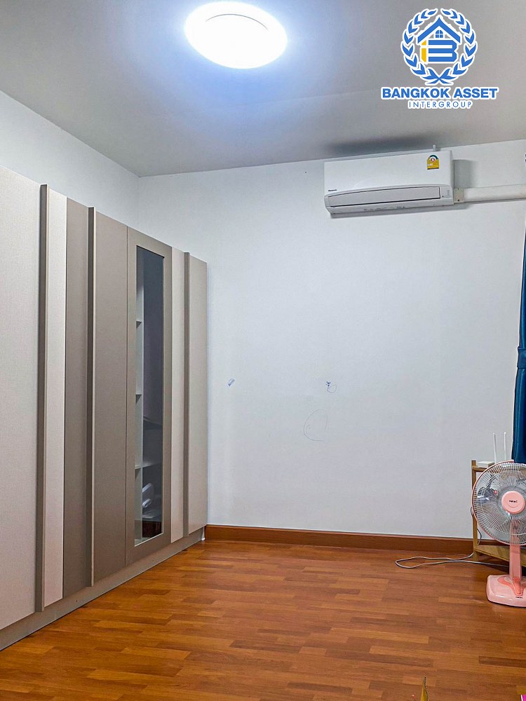 *****ทาวน์เฮาส์มือสอง โครงการ ไลโอ อีลิท กาญจนาภิเษก-เวสต์เกต หลังมุม เนื้อที่กว้าง 29 ตร.ว. ฟังก์ชัน 3 ห้องนอน 2 ห้องน้ำ 1 ที่จอดรถ พร้อมเข้าอยู่ ภายในเหมือนใหม่ ฟรี! เครื่องปรับอากาศ บนทำเลเดินทางสะดวก เชื่อมต่อถนนกาญจนาภิเษก ใกล้รถไฟฟ้าสายสีม่วง "สถานีคลองบางไผ่" และจุดขึ้นทางด่วน "กาญจนาภิเษก"