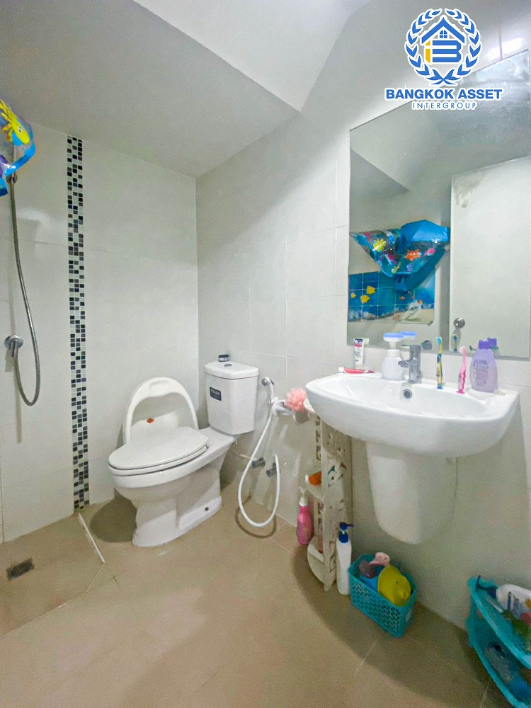 *****ทาวน์เฮาส์มือสอง โครงการ ไลโอ อีลิท กาญจนาภิเษก-เวสต์เกต หลังมุม เนื้อที่กว้าง 29 ตร.ว. ฟังก์ชัน 3 ห้องนอน 2 ห้องน้ำ 1 ที่จอดรถ พร้อมเข้าอยู่ ภายในเหมือนใหม่ ฟรี! เครื่องปรับอากาศ บนทำเลเดินทางสะดวก เชื่อมต่อถนนกาญจนาภิเษก ใกล้รถไฟฟ้าสายสีม่วง "สถานีคลองบางไผ่" และจุดขึ้นทางด่วน "กาญจนาภิเษก"