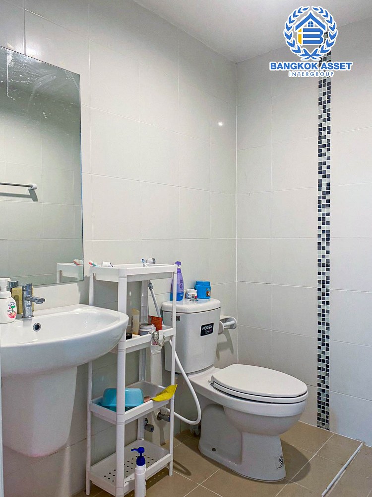 *****ทาวน์เฮาส์มือสอง โครงการ ไลโอ อีลิท กาญจนาภิเษก-เวสต์เกต หลังมุม เนื้อที่กว้าง 29 ตร.ว. ฟังก์ชัน 3 ห้องนอน 2 ห้องน้ำ 1 ที่จอดรถ พร้อมเข้าอยู่ ภายในเหมือนใหม่ ฟรี! เครื่องปรับอากาศ บนทำเลเดินทางสะดวก เชื่อมต่อถนนกาญจนาภิเษก ใกล้รถไฟฟ้าสายสีม่วง "สถานีคลองบางไผ่" และจุดขึ้นทางด่วน "กาญจนาภิเษก"