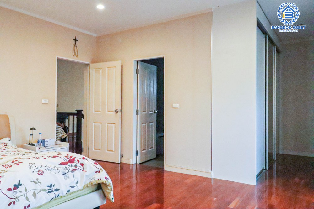 *****บ้านเดี่ยวมือสอง โครงการ แกรนด์คาแนล ดอนเมือง หลังมุม เนื้อที่กว้าง 100.30 ตร.ว. ฟังก์ชัน 4 ห้องนอน 4 ห้องน้ำ 2 ที่จอดรถ หลังใหญ่ตกแต่งเรียบหรู บนทำเลแห่งการเดินทาง เชื่อมต่อถนนวิภาวดี-รังสิต ถนนเชิดวุฒากาศ ใกล้รถไฟฟ้าสายสีแดง "สถานีดอนเมือง" และจุดขึ้นทางด่วนดอนเมืองโทลเวย์