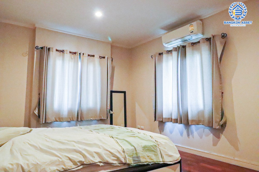 *****บ้านเดี่ยวมือสอง โครงการ แกรนด์คาแนล ดอนเมือง หลังมุม เนื้อที่กว้าง 100.30 ตร.ว. ฟังก์ชัน 4 ห้องนอน 4 ห้องน้ำ 2 ที่จอดรถ หลังใหญ่ตกแต่งเรียบหรู บนทำเลแห่งการเดินทาง เชื่อมต่อถนนวิภาวดี-รังสิต ถนนเชิดวุฒากาศ ใกล้รถไฟฟ้าสายสีแดง "สถานีดอนเมือง" และจุดขึ้นทางด่วนดอนเมืองโทลเวย์