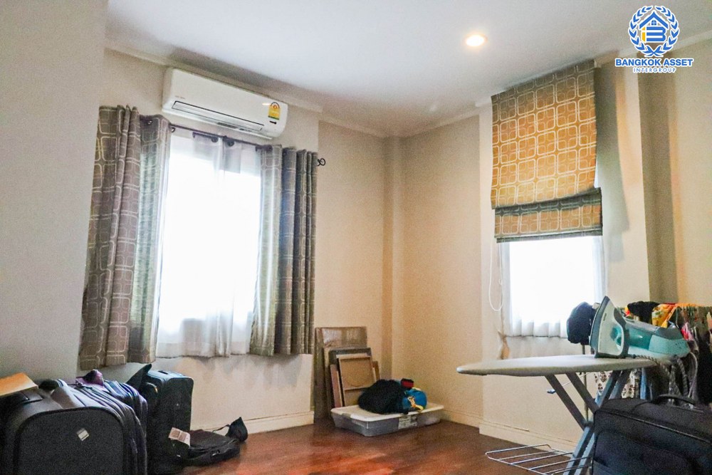 *****บ้านเดี่ยวมือสอง โครงการ แกรนด์คาแนล ดอนเมือง หลังมุม เนื้อที่กว้าง 100.30 ตร.ว. ฟังก์ชัน 4 ห้องนอน 4 ห้องน้ำ 2 ที่จอดรถ หลังใหญ่ตกแต่งเรียบหรู บนทำเลแห่งการเดินทาง เชื่อมต่อถนนวิภาวดี-รังสิต ถนนเชิดวุฒากาศ ใกล้รถไฟฟ้าสายสีแดง "สถานีดอนเมือง" และจุดขึ้นทางด่วนดอนเมืองโทลเวย์