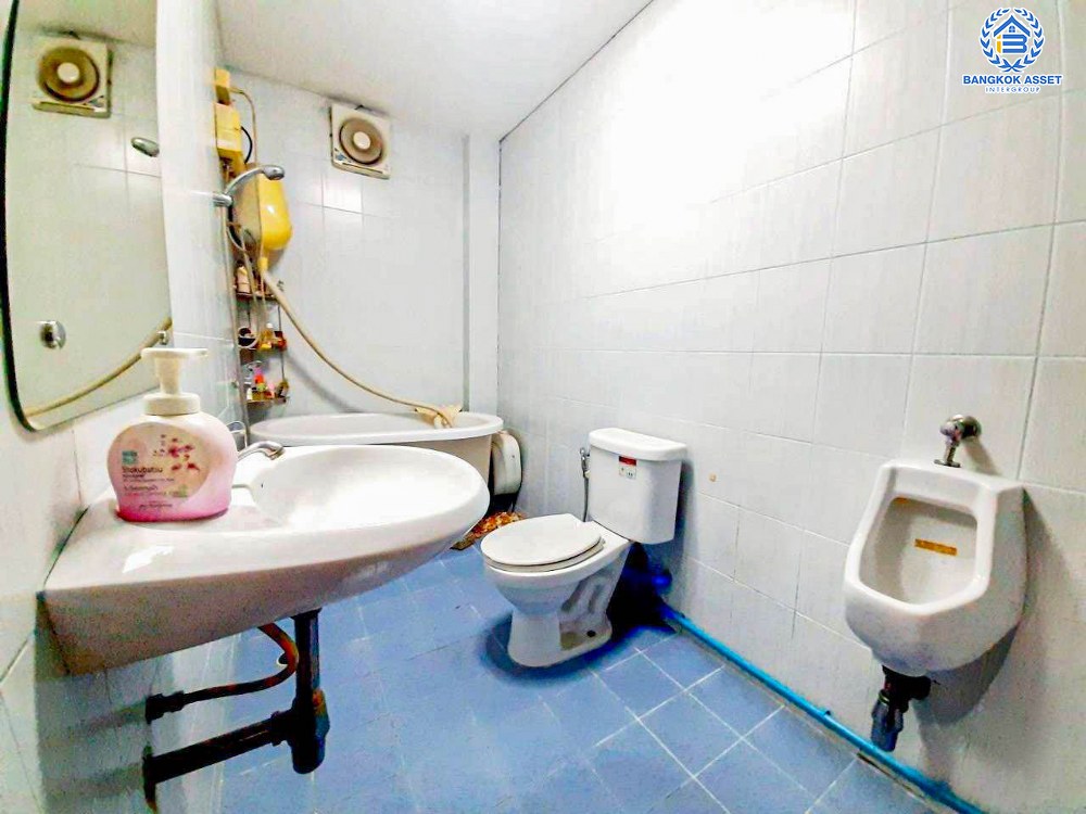 *****บ้านเดี่ยวมือสอง งามวงศ์วาน19 พร้อมบ้านเดี่ยว 2 หลัง เนื้อที่ 227 ตร.ว. ฟังก์ชัน 4 ห้องนอน 6 ห้องน้ำ 4 ที่จอดรถ บ้านหลังใหญ่บนทำเลงามมวงศ์วาน รอบบ้านกว้าง ภายในสภาพดี บนทำเลเดินทางสะดวก เชื่อมต่อถนนติวานนท์ ถนนงามวงศ์วาน ใกล้เดอะมอลล์งามวงศ์วาน และจุดขึ้นทางด่วน "งามวงศ์วาน"