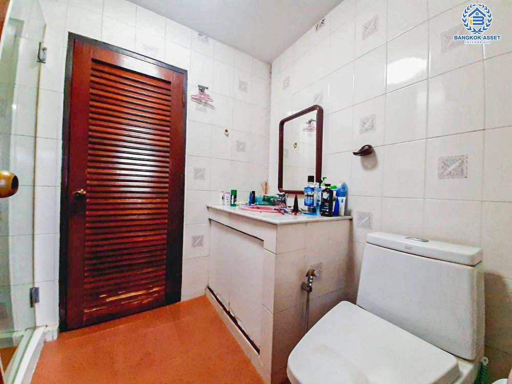 *****บ้านเดี่ยวมือสอง งามวงศ์วาน19 พร้อมบ้านเดี่ยว 2 หลัง เนื้อที่ 227 ตร.ว. ฟังก์ชัน 4 ห้องนอน 6 ห้องน้ำ 4 ที่จอดรถ บ้านหลังใหญ่บนทำเลงามมวงศ์วาน รอบบ้านกว้าง ภายในสภาพดี บนทำเลเดินทางสะดวก เชื่อมต่อถนนติวานนท์ ถนนงามวงศ์วาน ใกล้เดอะมอลล์งามวงศ์วาน และจุดขึ้นทางด่วน "งามวงศ์วาน"