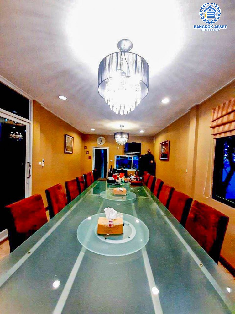 *****บ้านเดี่ยวมือสอง งามวงศ์วาน19 พร้อมบ้านเดี่ยว 2 หลัง เนื้อที่ 227 ตร.ว. ฟังก์ชัน 4 ห้องนอน 6 ห้องน้ำ 4 ที่จอดรถ บ้านหลังใหญ่บนทำเลงามมวงศ์วาน รอบบ้านกว้าง ภายในสภาพดี บนทำเลเดินทางสะดวก เชื่อมต่อถนนติวานนท์ ถนนงามวงศ์วาน ใกล้เดอะมอลล์งามวงศ์วาน และจุดขึ้นทางด่วน "งามวงศ์วาน"