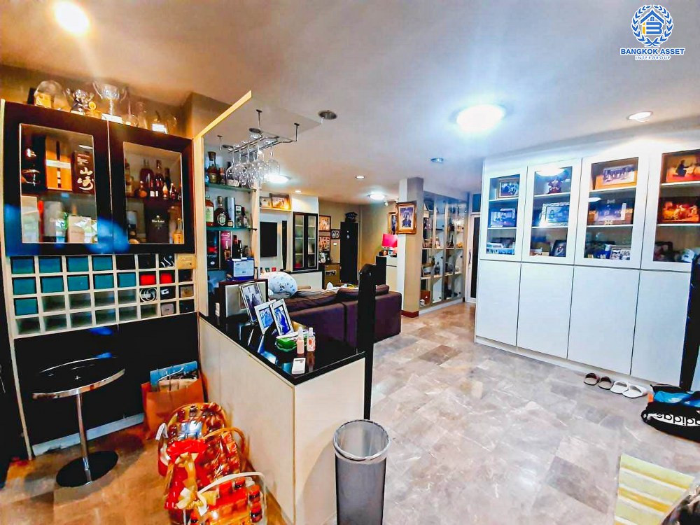 *****บ้านเดี่ยวมือสอง งามวงศ์วาน19 พร้อมบ้านเดี่ยว 2 หลัง เนื้อที่ 227 ตร.ว. ฟังก์ชัน 4 ห้องนอน 6 ห้องน้ำ 4 ที่จอดรถ บ้านหลังใหญ่บนทำเลงามมวงศ์วาน รอบบ้านกว้าง ภายในสภาพดี บนทำเลเดินทางสะดวก เชื่อมต่อถนนติวานนท์ ถนนงามวงศ์วาน ใกล้เดอะมอลล์งามวงศ์วาน และจุดขึ้นทางด่วน "งามวงศ์วาน"