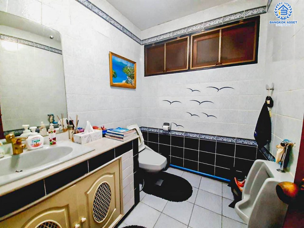 *****บ้านเดี่ยวมือสอง งามวงศ์วาน19 พร้อมบ้านเดี่ยว 2 หลัง เนื้อที่ 227 ตร.ว. ฟังก์ชัน 4 ห้องนอน 6 ห้องน้ำ 4 ที่จอดรถ บ้านหลังใหญ่บนทำเลงามมวงศ์วาน รอบบ้านกว้าง ภายในสภาพดี บนทำเลเดินทางสะดวก เชื่อมต่อถนนติวานนท์ ถนนงามวงศ์วาน ใกล้เดอะมอลล์งามวงศ์วาน และจุดขึ้นทางด่วน "งามวงศ์วาน"