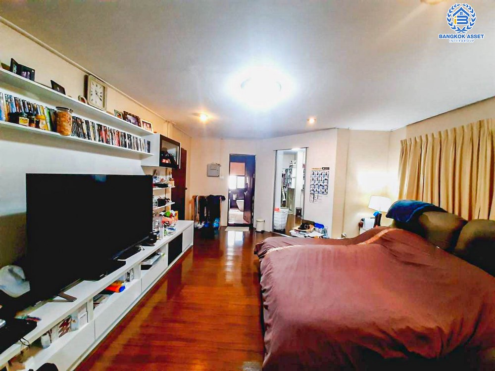 *****บ้านเดี่ยวมือสอง งามวงศ์วาน19 พร้อมบ้านเดี่ยว 2 หลัง เนื้อที่ 227 ตร.ว. ฟังก์ชัน 4 ห้องนอน 6 ห้องน้ำ 4 ที่จอดรถ บ้านหลังใหญ่บนทำเลงามมวงศ์วาน รอบบ้านกว้าง ภายในสภาพดี บนทำเลเดินทางสะดวก เชื่อมต่อถนนติวานนท์ ถนนงามวงศ์วาน ใกล้เดอะมอลล์งามวงศ์วาน และจุดขึ้นทางด่วน "งามวงศ์วาน"