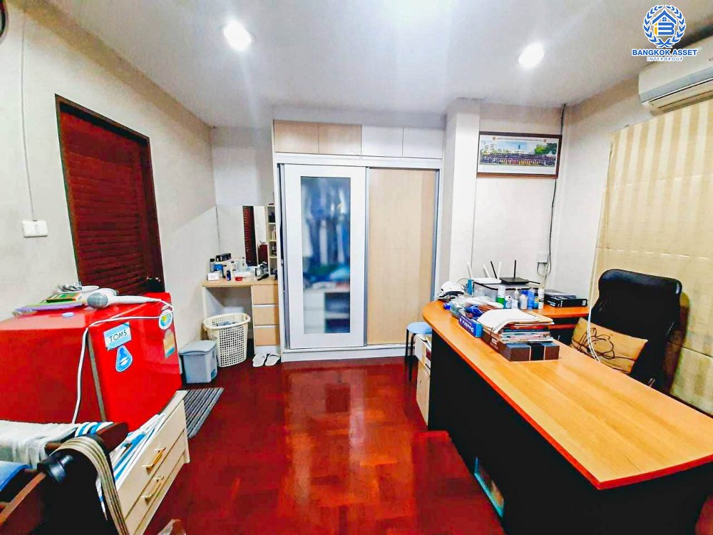 *****บ้านเดี่ยวมือสอง งามวงศ์วาน19 พร้อมบ้านเดี่ยว 2 หลัง เนื้อที่ 227 ตร.ว. ฟังก์ชัน 4 ห้องนอน 6 ห้องน้ำ 4 ที่จอดรถ บ้านหลังใหญ่บนทำเลงามมวงศ์วาน รอบบ้านกว้าง ภายในสภาพดี บนทำเลเดินทางสะดวก เชื่อมต่อถนนติวานนท์ ถนนงามวงศ์วาน ใกล้เดอะมอลล์งามวงศ์วาน และจุดขึ้นทางด่วน "งามวงศ์วาน"