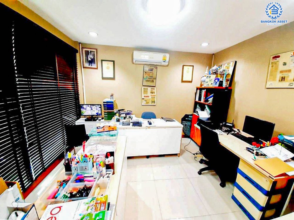 *****บ้านเดี่ยวมือสอง งามวงศ์วาน19 พร้อมบ้านเดี่ยว 2 หลัง เนื้อที่ 227 ตร.ว. ฟังก์ชัน 4 ห้องนอน 6 ห้องน้ำ 4 ที่จอดรถ บ้านหลังใหญ่บนทำเลงามมวงศ์วาน รอบบ้านกว้าง ภายในสภาพดี บนทำเลเดินทางสะดวก เชื่อมต่อถนนติวานนท์ ถนนงามวงศ์วาน ใกล้เดอะมอลล์งามวงศ์วาน และจุดขึ้นทางด่วน "งามวงศ์วาน"