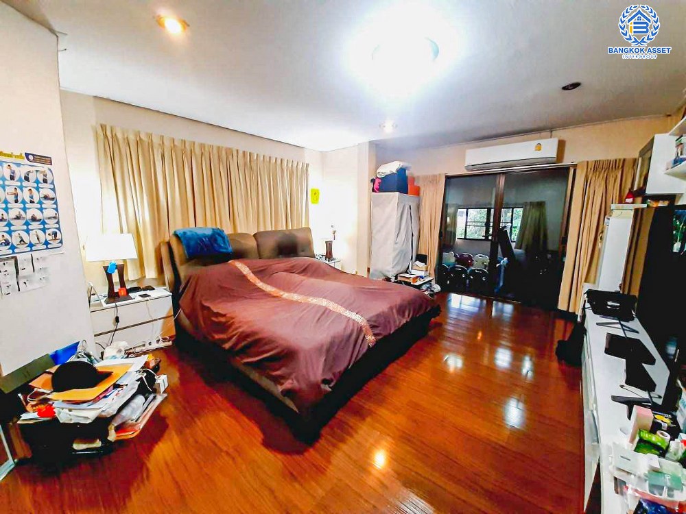 *****บ้านเดี่ยวมือสอง งามวงศ์วาน19 พร้อมบ้านเดี่ยว 2 หลัง เนื้อที่ 227 ตร.ว. ฟังก์ชัน 4 ห้องนอน 6 ห้องน้ำ 4 ที่จอดรถ บ้านหลังใหญ่บนทำเลงามมวงศ์วาน รอบบ้านกว้าง ภายในสภาพดี บนทำเลเดินทางสะดวก เชื่อมต่อถนนติวานนท์ ถนนงามวงศ์วาน ใกล้เดอะมอลล์งามวงศ์วาน และจุดขึ้นทางด่วน "งามวงศ์วาน"