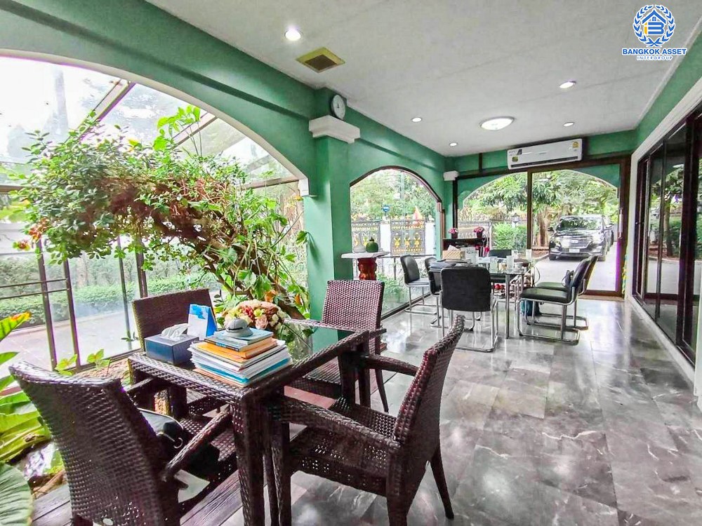 *****บ้านเดี่ยวมือสอง งามวงศ์วาน19 พร้อมบ้านเดี่ยว 2 หลัง เนื้อที่ 227 ตร.ว. ฟังก์ชัน 4 ห้องนอน 6 ห้องน้ำ 4 ที่จอดรถ บ้านหลังใหญ่บนทำเลงามมวงศ์วาน รอบบ้านกว้าง ภายในสภาพดี บนทำเลเดินทางสะดวก เชื่อมต่อถนนติวานนท์ ถนนงามวงศ์วาน ใกล้เดอะมอลล์งามวงศ์วาน และจุดขึ้นทางด่วน "งามวงศ์วาน"