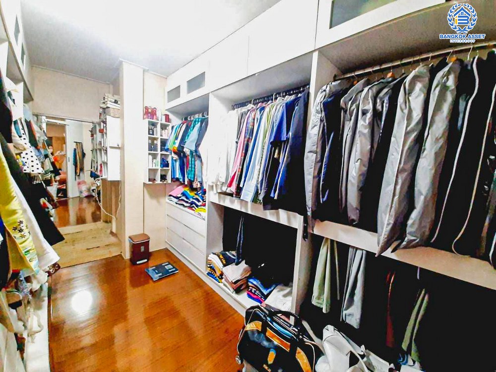 *****บ้านเดี่ยวมือสอง งามวงศ์วาน19 พร้อมบ้านเดี่ยว 2 หลัง เนื้อที่ 227 ตร.ว. ฟังก์ชัน 4 ห้องนอน 6 ห้องน้ำ 4 ที่จอดรถ บ้านหลังใหญ่บนทำเลงามมวงศ์วาน รอบบ้านกว้าง ภายในสภาพดี บนทำเลเดินทางสะดวก เชื่อมต่อถนนติวานนท์ ถนนงามวงศ์วาน ใกล้เดอะมอลล์งามวงศ์วาน และจุดขึ้นทางด่วน "งามวงศ์วาน"