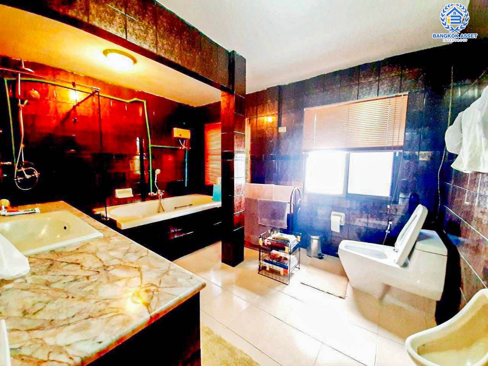 *****บ้านเดี่ยวมือสอง งามวงศ์วาน19 พร้อมบ้านเดี่ยว 2 หลัง เนื้อที่ 227 ตร.ว. ฟังก์ชัน 4 ห้องนอน 6 ห้องน้ำ 4 ที่จอดรถ บ้านหลังใหญ่บนทำเลงามมวงศ์วาน รอบบ้านกว้าง ภายในสภาพดี บนทำเลเดินทางสะดวก เชื่อมต่อถนนติวานนท์ ถนนงามวงศ์วาน ใกล้เดอะมอลล์งามวงศ์วาน และจุดขึ้นทางด่วน "งามวงศ์วาน"