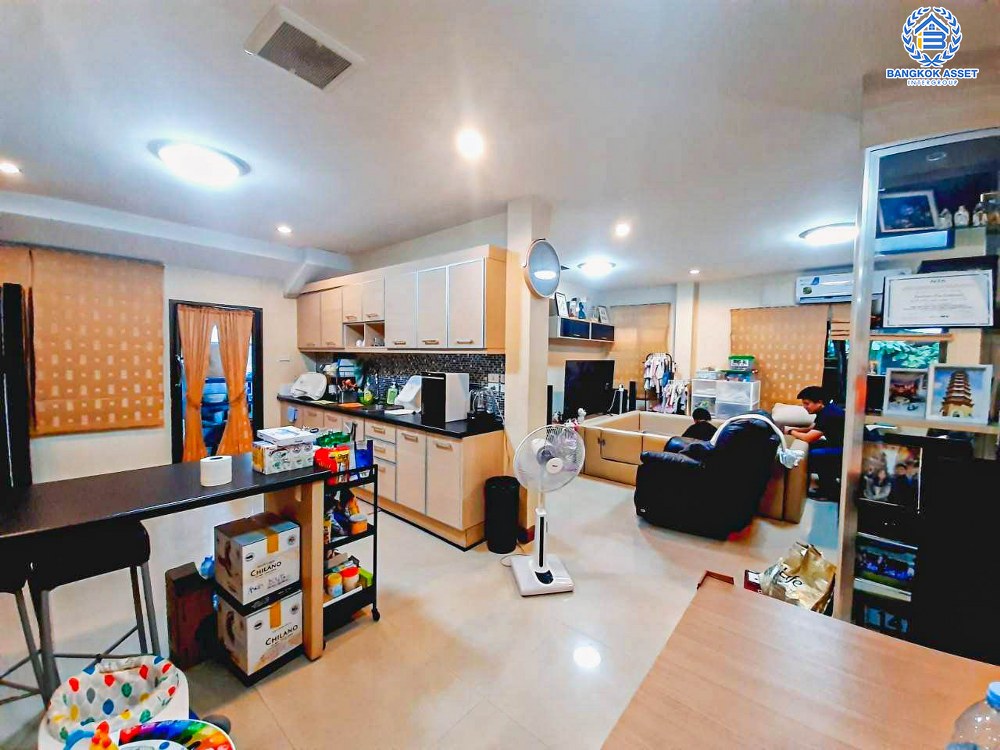 *****บ้านเดี่ยวมือสอง งามวงศ์วาน19 พร้อมบ้านเดี่ยว 2 หลัง เนื้อที่ 227 ตร.ว. ฟังก์ชัน 4 ห้องนอน 6 ห้องน้ำ 4 ที่จอดรถ บ้านหลังใหญ่บนทำเลงามมวงศ์วาน รอบบ้านกว้าง ภายในสภาพดี บนทำเลเดินทางสะดวก เชื่อมต่อถนนติวานนท์ ถนนงามวงศ์วาน ใกล้เดอะมอลล์งามวงศ์วาน และจุดขึ้นทางด่วน "งามวงศ์วาน"