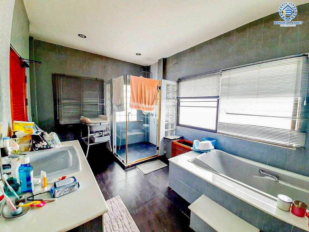 *****บ้านเดี่ยวมือสอง งามวงศ์วาน19 พร้อมบ้านเดี่ยว 2 หลัง เนื้อที่ 227 ตร.ว. ฟังก์ชัน 4 ห้องนอน 6 ห้องน้ำ 4 ที่จอดรถ บ้านหลังใหญ่บนทำเลงามมวงศ์วาน รอบบ้านกว้าง ภายในสภาพดี บนทำเลเดินทางสะดวก เชื่อมต่อถนนติวานนท์ ถนนงามวงศ์วาน ใกล้เดอะมอลล์งามวงศ์วาน และจุดขึ้นทางด่วน "งามวงศ์วาน"