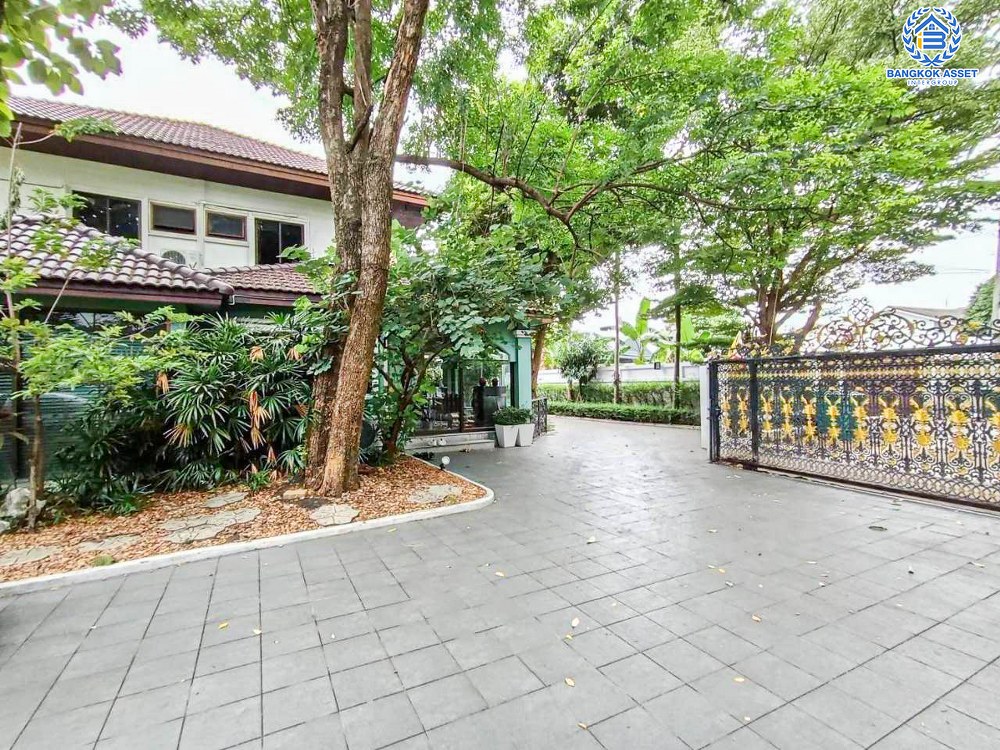 *****บ้านเดี่ยวมือสอง งามวงศ์วาน19 พร้อมบ้านเดี่ยว 2 หลัง เนื้อที่ 227 ตร.ว. ฟังก์ชัน 4 ห้องนอน 6 ห้องน้ำ 4 ที่จอดรถ บ้านหลังใหญ่บนทำเลงามมวงศ์วาน รอบบ้านกว้าง ภายในสภาพดี บนทำเลเดินทางสะดวก เชื่อมต่อถนนติวานนท์ ถนนงามวงศ์วาน ใกล้เดอะมอลล์งามวงศ์วาน และจุดขึ้นทางด่วน "งามวงศ์วาน"