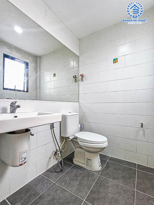 *****ทาวน์เฮ้าส์มือสองปทุมธานี โครงการ เวิร์ฟ ติวานนท์-รังสิต เนื้อที่ 17.7 ตร.ว. ฟังก์ชัน 2 ห้องนอน 2 ห้องน้ำ 2 ที่จอดรถ แถมฟรี! 1 เครื่องปรับอากาศ 1เครื่องทำน้ำอุ่น บนทำเลแห่งการเดินทาง ใกล้รถไฟฟ้าสายสีแดง "สถานีรังสิต" และจุดขึ้นทางด่วน "บางปะอิน-ปากเกร็ด"