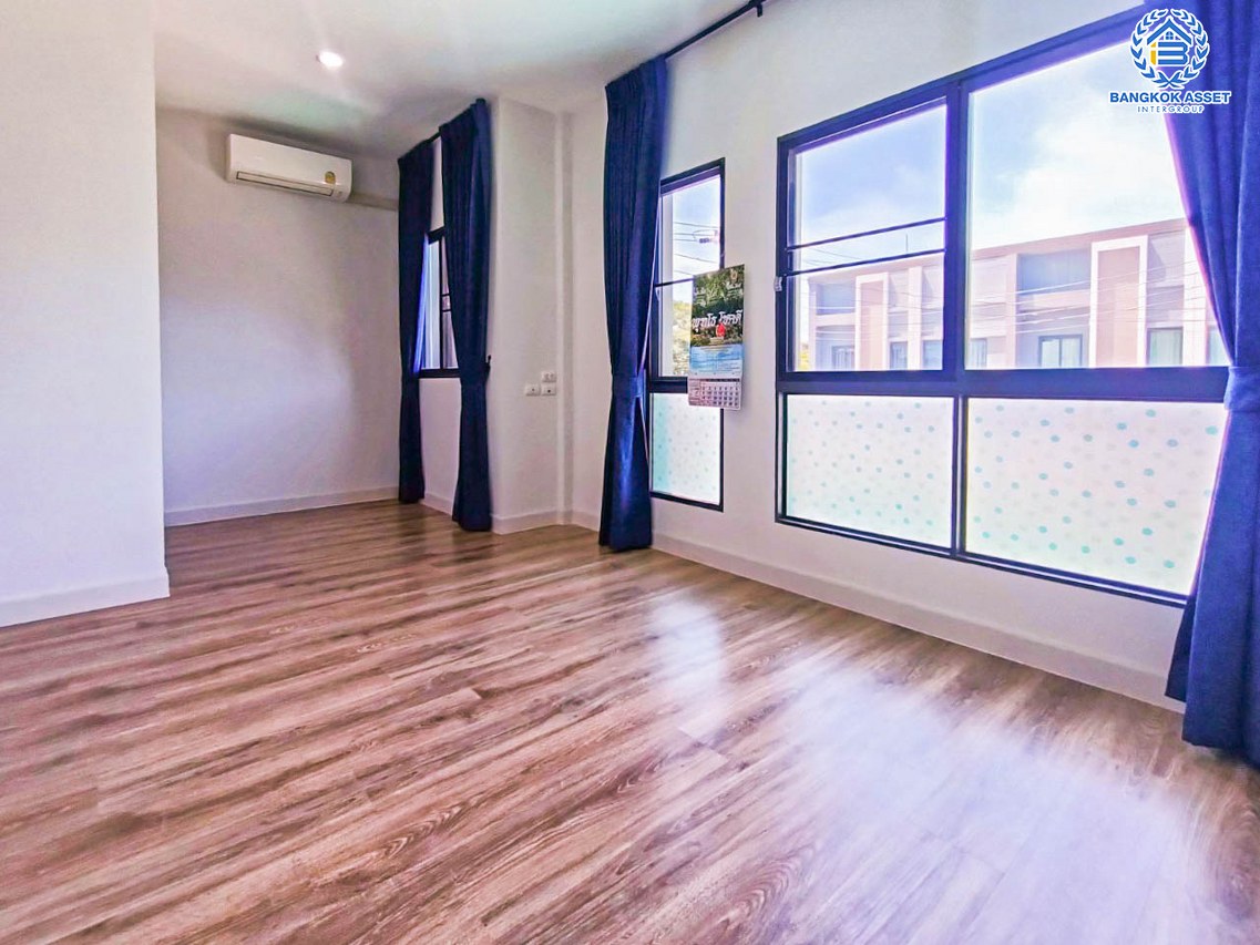 *****ทาวน์เฮ้าส์มือสองปทุมธานี โครงการ เวิร์ฟ ติวานนท์-รังสิต เนื้อที่ 17.7 ตร.ว. ฟังก์ชัน 2 ห้องนอน 2 ห้องน้ำ 2 ที่จอดรถ แถมฟรี! 1 เครื่องปรับอากาศ 1เครื่องทำน้ำอุ่น บนทำเลแห่งการเดินทาง ใกล้รถไฟฟ้าสายสีแดง "สถานีรังสิต" และจุดขึ้นทางด่วน "บางปะอิน-ปากเกร็ด"