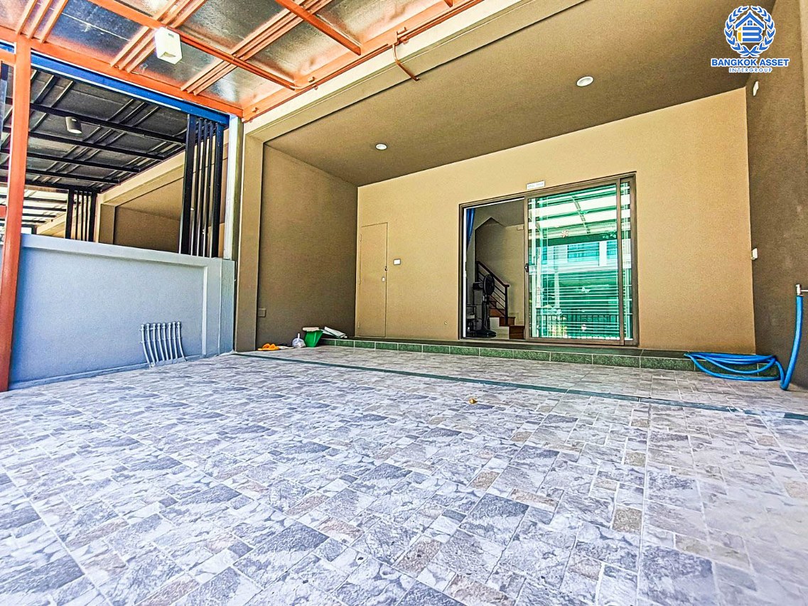 *****ทาวน์เฮ้าส์มือสองปทุมธานี โครงการ เวิร์ฟ ติวานนท์-รังสิต เนื้อที่ 17.7 ตร.ว. ฟังก์ชัน 2 ห้องนอน 2 ห้องน้ำ 2 ที่จอดรถ แถมฟรี! 1 เครื่องปรับอากาศ 1เครื่องทำน้ำอุ่น บนทำเลแห่งการเดินทาง ใกล้รถไฟฟ้าสายสีแดง "สถานีรังสิต" และจุดขึ้นทางด่วน "บางปะอิน-ปากเกร็ด"