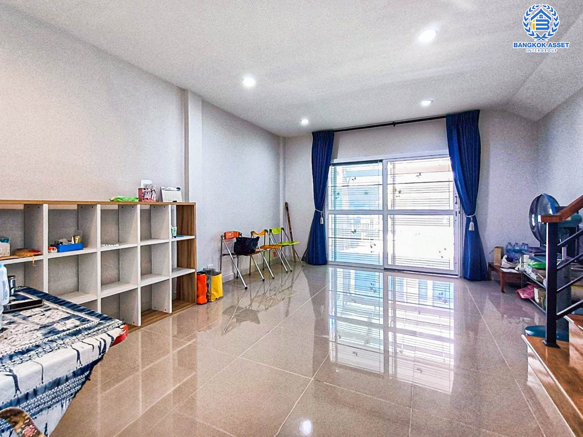 *****ทาวน์เฮ้าส์มือสองปทุมธานี โครงการ เวิร์ฟ ติวานนท์-รังสิต เนื้อที่ 17.7 ตร.ว. ฟังก์ชัน 2 ห้องนอน 2 ห้องน้ำ 2 ที่จอดรถ แถมฟรี! 1 เครื่องปรับอากาศ 1เครื่องทำน้ำอุ่น บนทำเลแห่งการเดินทาง ใกล้รถไฟฟ้าสายสีแดง "สถานีรังสิต" และจุดขึ้นทางด่วน "บางปะอิน-ปากเกร็ด"