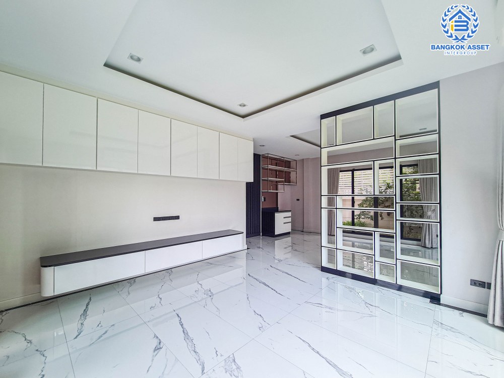 *****บ้านเดี่ยวมือสอง โครงการ บางกอกบูเลอวาร์ด ซิกเนเจอร์ ราชพฤกษ์ - รัตนาธิเบศร์ เนื้อที่ 106.50 ตร.ว. ฟังก์ชัน 4 ห้องนอน 4 ห้องน้ำ 4 ที่จอดรถ บ้านหลังใหญ่ ภายในตกแต่งเรียบหรู พร้อมเข้าอยู่ โครงการตั้งบนทำเลเดินทางสะดวก เชื่อมต่อถนนชัยพฤกษ์ ถนนรัตนาธิเบศร์ ใกล้รถไฟฟ้าสายสีม่วง "สถานีสถานีท่าอิฐ" และจุดขึ้นทางด่วน "ศรีรัช"