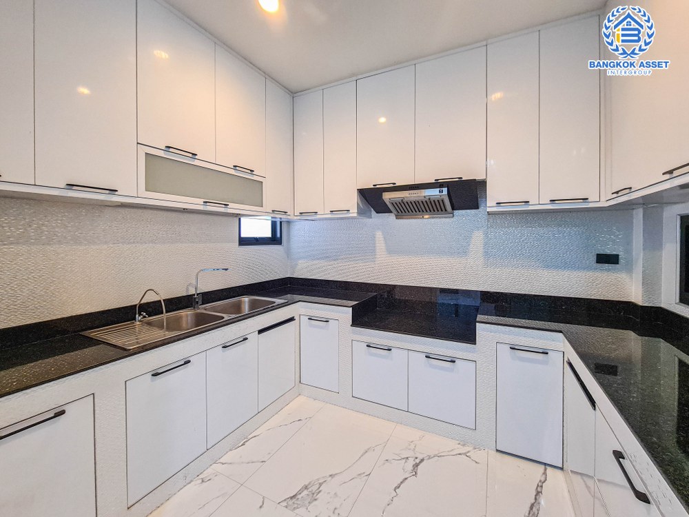 *****บ้านเดี่ยวมือสอง โครงการ บางกอกบูเลอวาร์ด ซิกเนเจอร์ ราชพฤกษ์ - รัตนาธิเบศร์ เนื้อที่ 106.50 ตร.ว. ฟังก์ชัน 4 ห้องนอน 4 ห้องน้ำ 4 ที่จอดรถ บ้านหลังใหญ่ ภายในตกแต่งเรียบหรู พร้อมเข้าอยู่ โครงการตั้งบนทำเลเดินทางสะดวก เชื่อมต่อถนนชัยพฤกษ์ ถนนรัตนาธิเบศร์ ใกล้รถไฟฟ้าสายสีม่วง "สถานีสถานีท่าอิฐ" และจุดขึ้นทางด่วน "ศรีรัช"