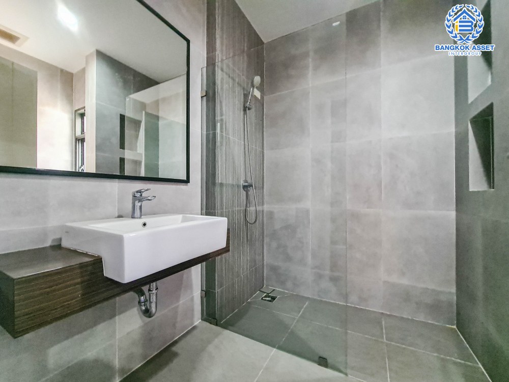 *****บ้านเดี่ยวมือสอง โครงการ บางกอกบูเลอวาร์ด ซิกเนเจอร์ ราชพฤกษ์ - รัตนาธิเบศร์ เนื้อที่ 106.50 ตร.ว. ฟังก์ชัน 4 ห้องนอน 4 ห้องน้ำ 4 ที่จอดรถ บ้านหลังใหญ่ ภายในตกแต่งเรียบหรู พร้อมเข้าอยู่ โครงการตั้งบนทำเลเดินทางสะดวก เชื่อมต่อถนนชัยพฤกษ์ ถนนรัตนาธิเบศร์ ใกล้รถไฟฟ้าสายสีม่วง "สถานีสถานีท่าอิฐ" และจุดขึ้นทางด่วน "ศรีรัช"